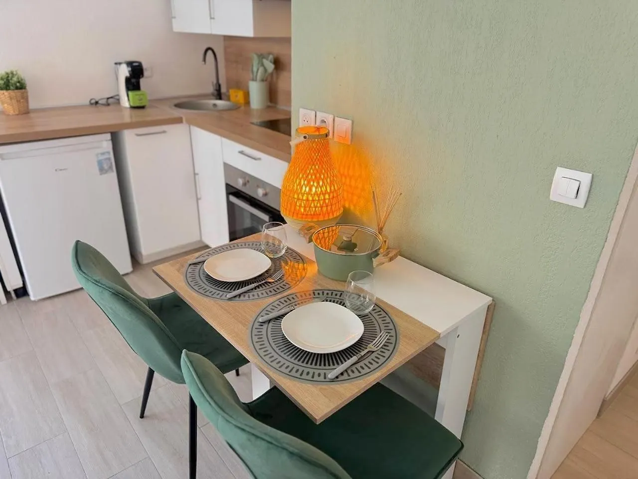 Calme Et Ensoleille Balcon Quartier Port ニース 0*,  フランス