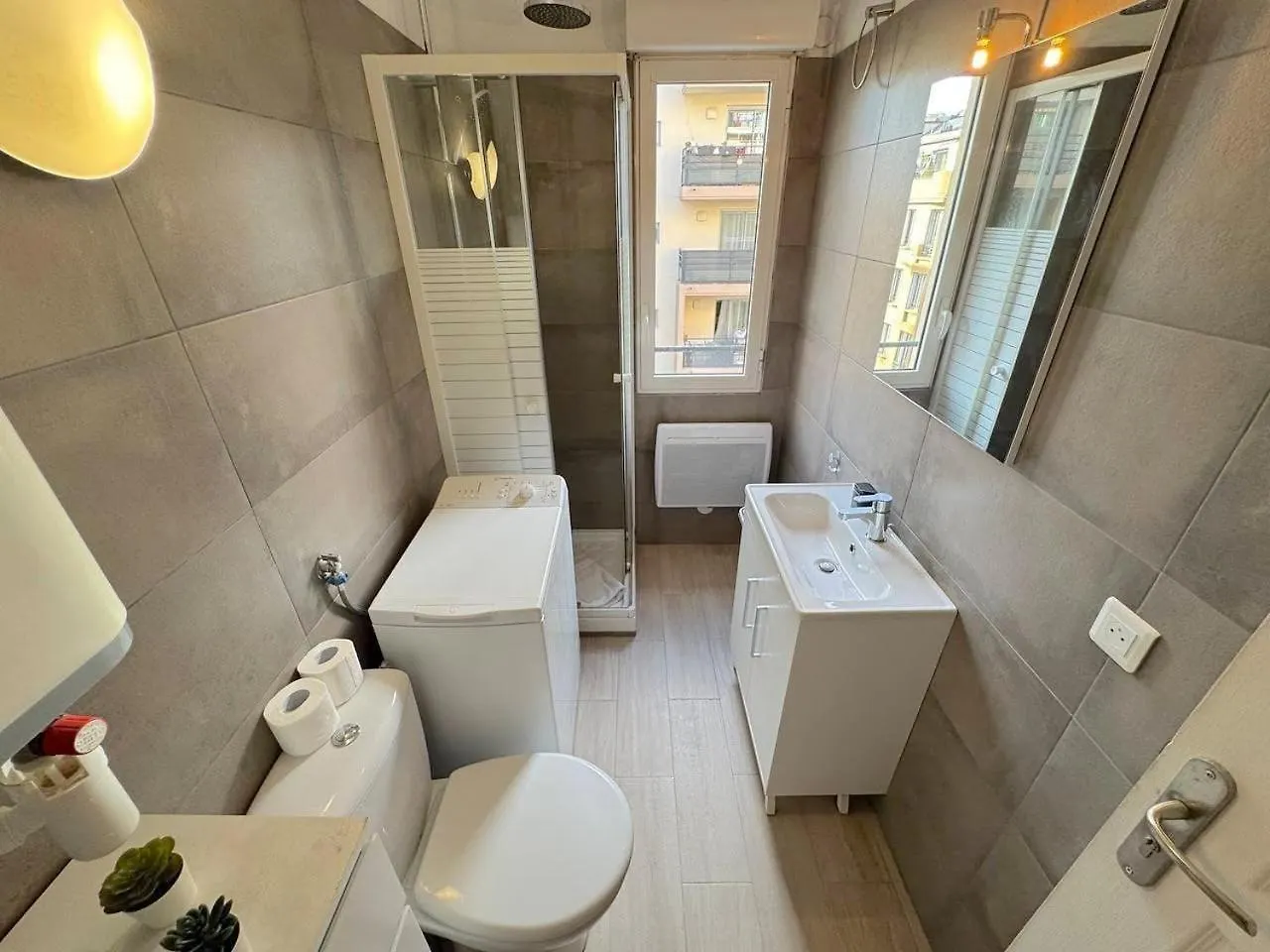 Calme Et Ensoleille Balcon Quartier Port ニース フランス