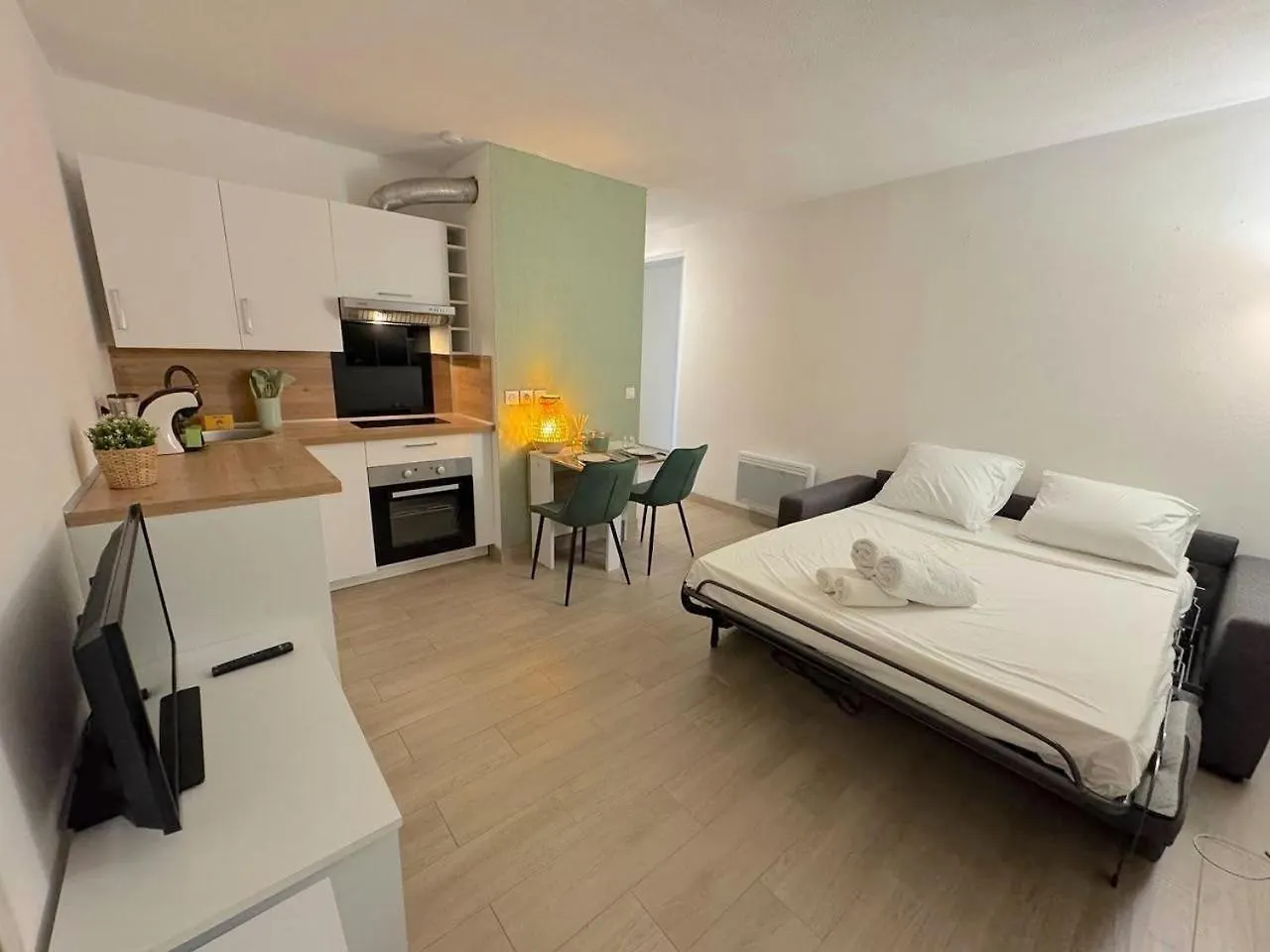 Calme Et Ensoleille Balcon Quartier Port ニース