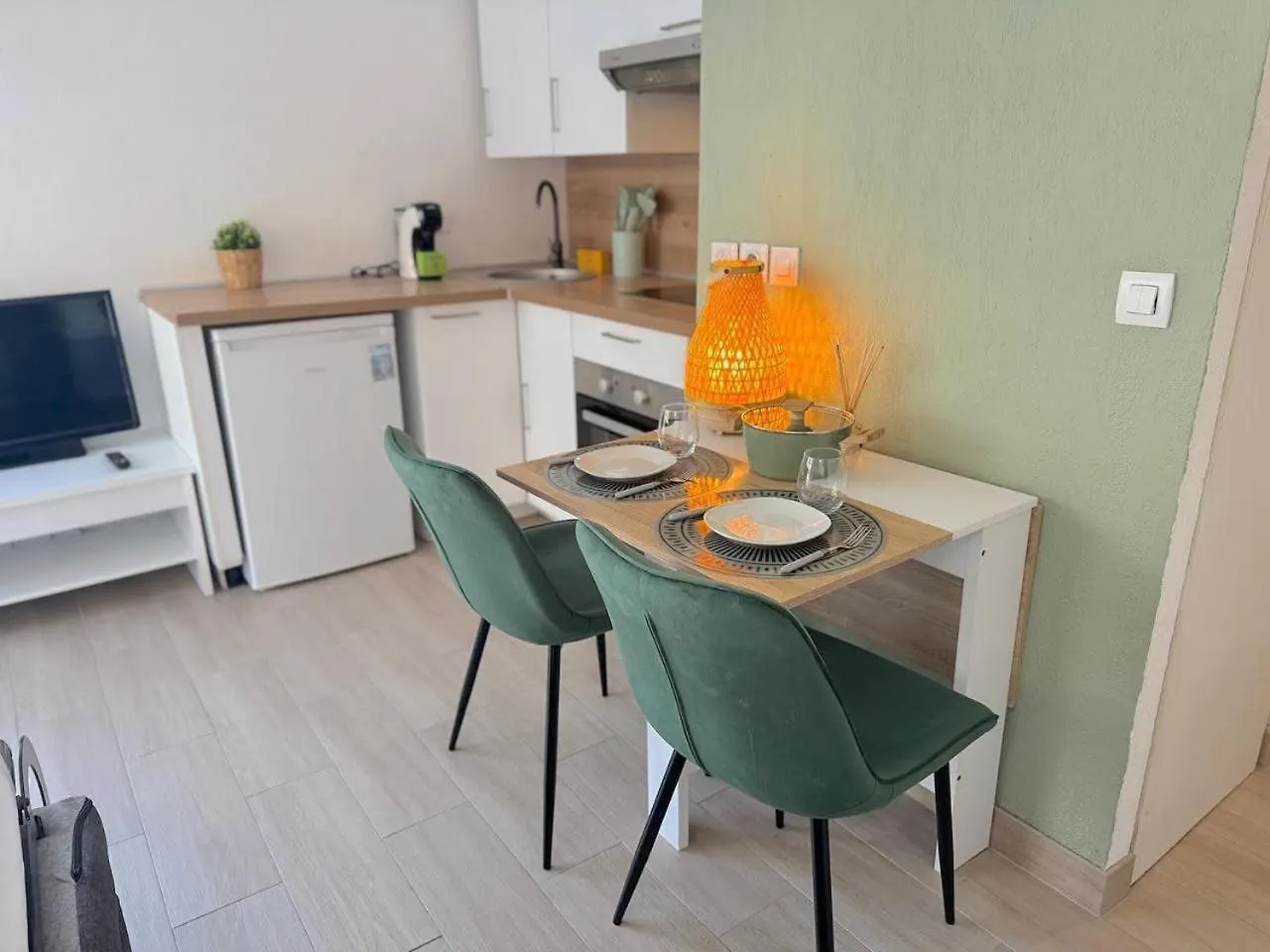 Calme Et Ensoleille Balcon Quartier Port ニース