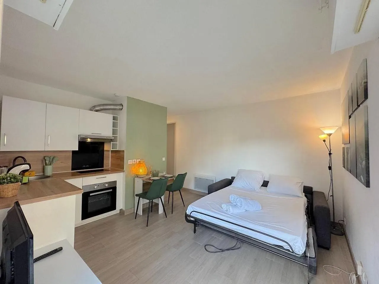 Calme Et Ensoleille Balcon Quartier Port ニース 0*,  フランス