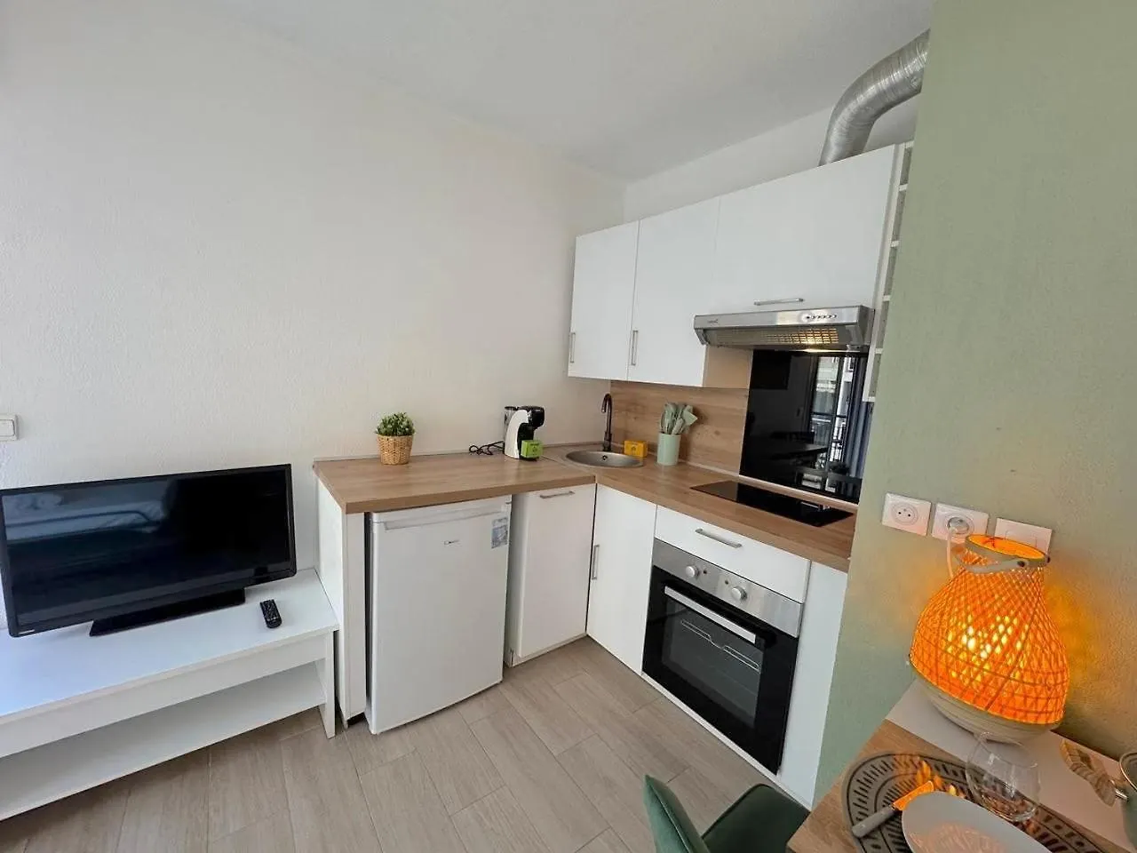Calme Et Ensoleille Balcon Quartier Port Nizza 0*,